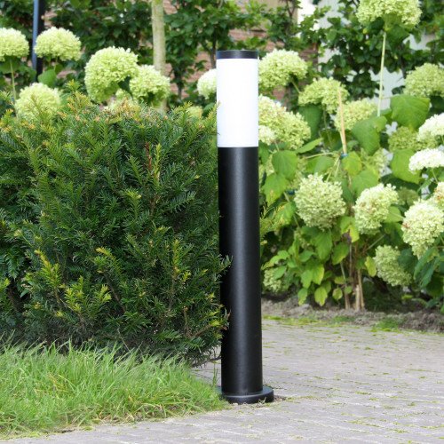 zwarte strakke tuinlamp met melkglas moderne uitstraling van ks verlichting