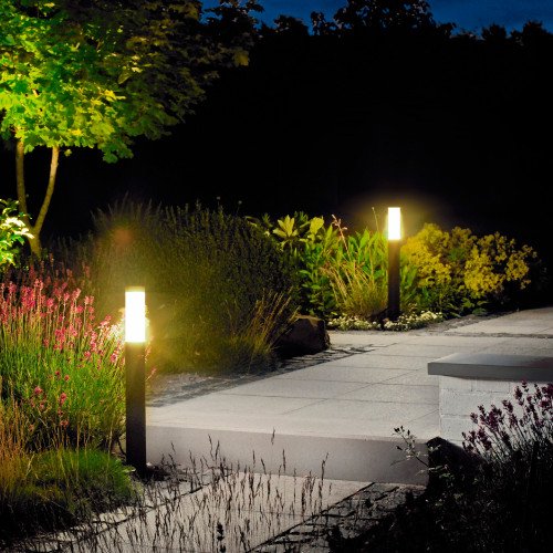 zwarte strakke tuinlamp met melkglas moderne uitstraling van ks verlichting
