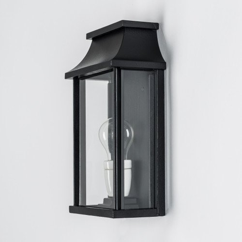 buitenwandlantaarn zwart met heldere glazen, stijlvol strak klassieke wandlamp met vlakke achterzijde, 34 cm hoog en 22 cm breed, lichtbron is zichtbaar in het armatuur