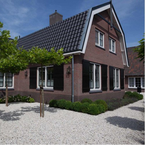 Buitenlamp Laren Zwart buitenwandlamp met RVS frame voorzien van een zwarte poedercoating, heldere beglazing, lichtbron is zichtbaar in de wandlamp, frame in vorm van een huis