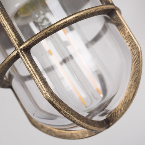 klassieke muurlamp met koperen deksel en groene wandsteun en een porseleinen E27 fitting en een bronzen raster