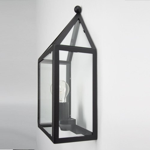 Buitenlamp Laren Zwart buitenwandlamp met RVS frame voorzien van een zwarte poedercoating, heldere beglazing, lichtbron is zichtbaar in de wandlamp, frame in vorm van een huis
