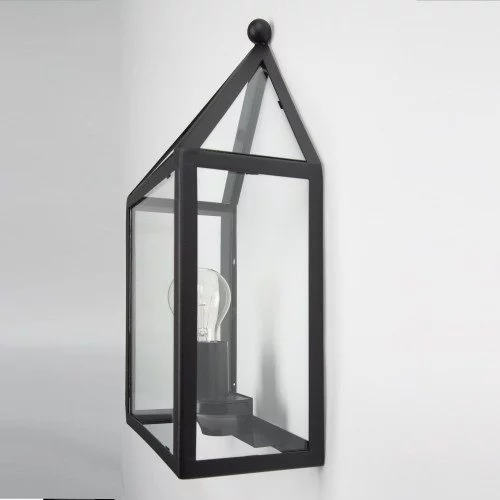 Buitenlamp Laren Zwart buitenwandlamp met RVS frame voorzien van een zwarte poedercoating, heldere beglazing, lichtbron is zichtbaar in de wandlamp, frame in vorm van een huis