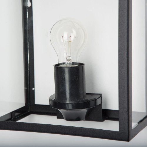 Buitenlamp Laren Zwart buitenwandlamp met RVS frame voorzien van een zwarte poedercoating, heldere beglazing, lichtbron is zichtbaar in de wandlamp, frame in vorm van een huis