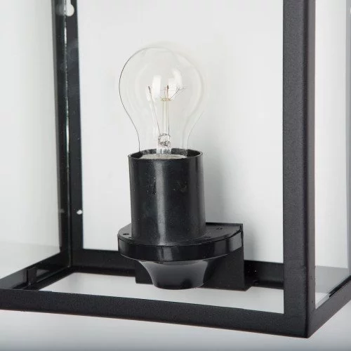Buitenlamp Laren Zwart buitenwandlamp met RVS frame voorzien van een zwarte poedercoating, heldere beglazing, lichtbron is zichtbaar in de wandlamp, frame in vorm van een huis