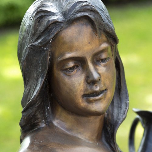 bronzen tuinbeeld van naakte vrouw met twee waterkruiken in haar handen