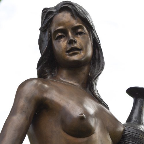 bronzen tuinbeeld van naakte vrouw met twee waterkruiken in haar handen