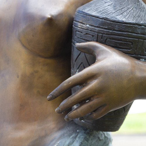 bronzen tuinbeeld van naakte vrouw met twee waterkruiken in haar handen