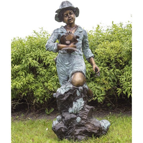 bronzen tuinbeeld met bruine en groene kleur van dame met vis in haar arm