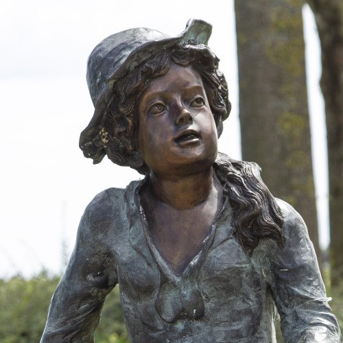 bronzen tuinbeeld met waterschaal in haar handen zittend op een bankje