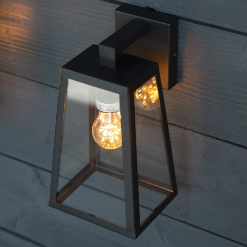 Zwarte design wandlamp voor buiten strak modern design verlichting voor aan de wand zwart frame heldere beglazing zwarte fitting lichtbron zichtbaar