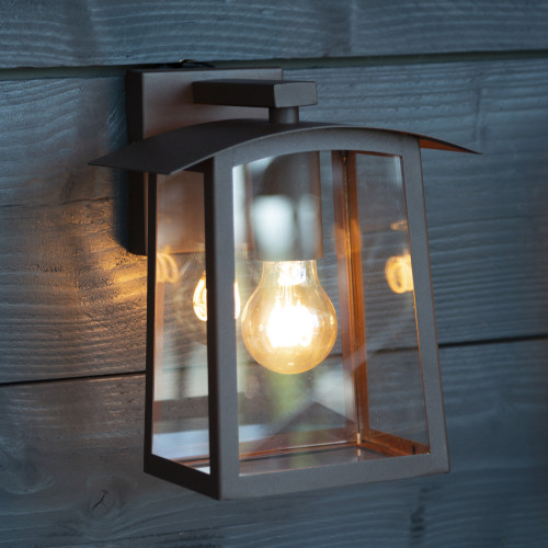 Moderne buitenlamp in mooie cortenstaal kleur voor aan de gevel, vierkante achterplaat, kap met grote heldere glazen, lichtbron zichtbaar in het armatuur