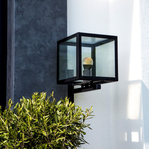 Zwarte RVS buitenlamp, modern box design verlichting voor buiten aan de wand, vierkante wandlamp met grote heldere glazen lichtbron is zichtbaar smalle zwarte wandsteun