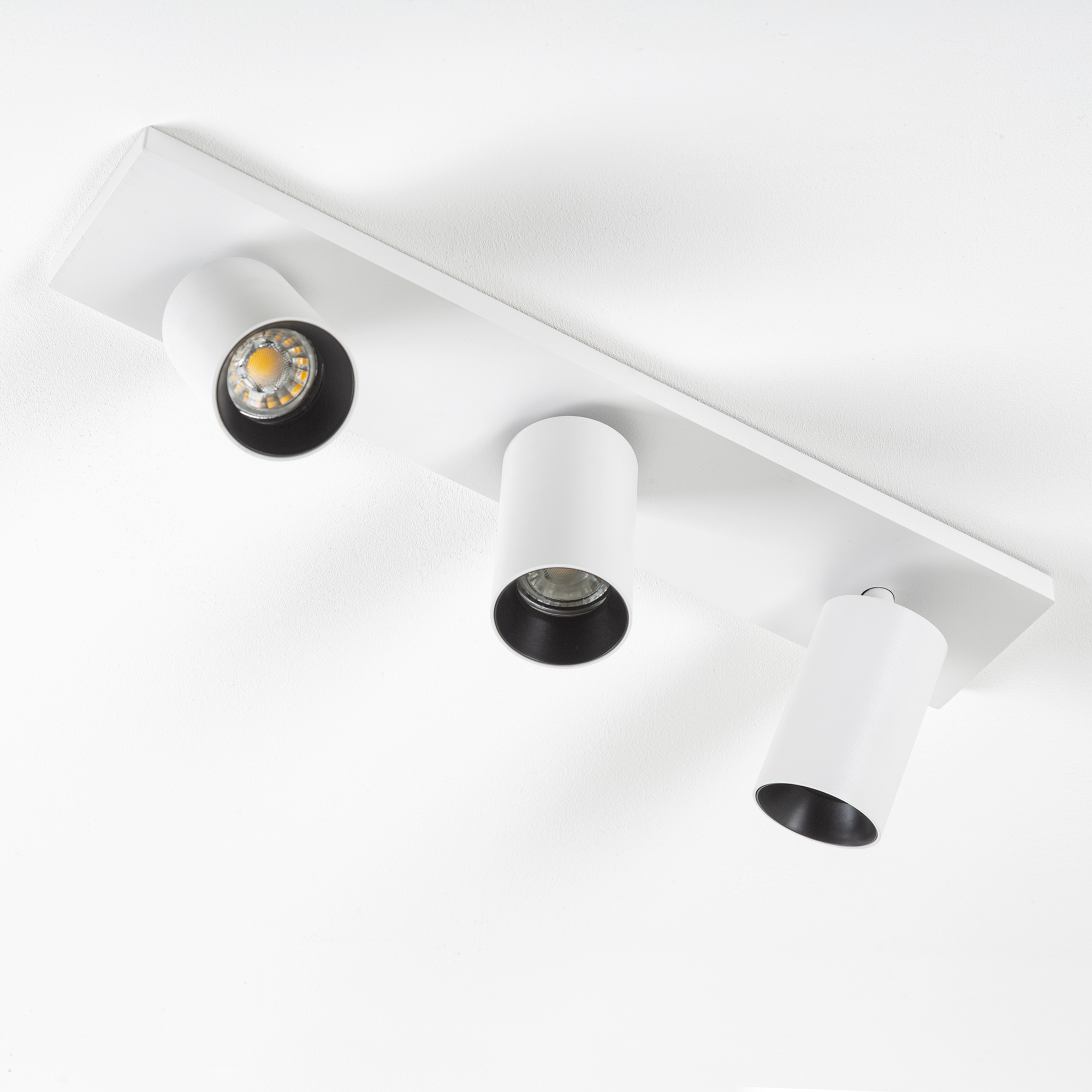 Opbouwspot Mila 3 wit / zwart Opbouwspot Mila 3 wit / zwart